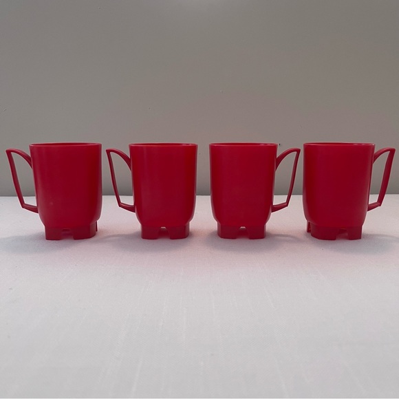 Vintage MCM Plastic Plates and Cups Made in the USA - Picture 9 of 15